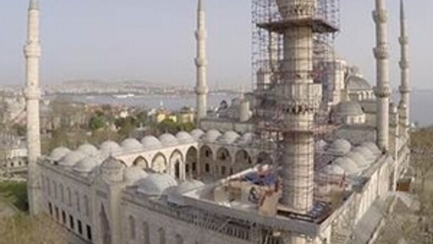 Sultanahmet'in bir minaresinde kayma var