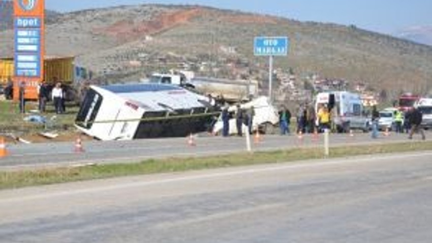 Kahramanmaraş’ta Yolcu Otobüsü İle Minibüs Çarpıştı: 5’i Ağır 20 Yaralı