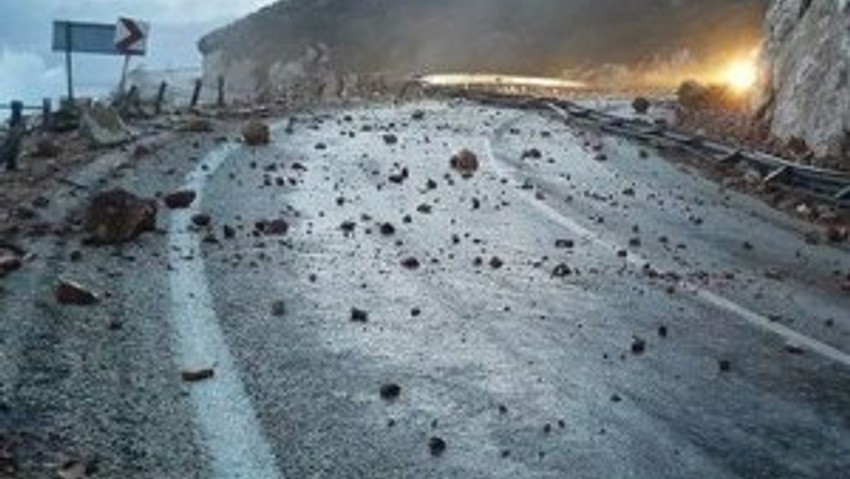 Yollar çöktü, gemiler yan yattı