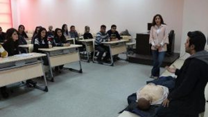 Kucağında Bebeğiyle Derse Girdi