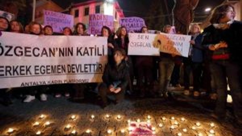 Antalyada Kadınlar Özgecan İçin Eylem Yaptı