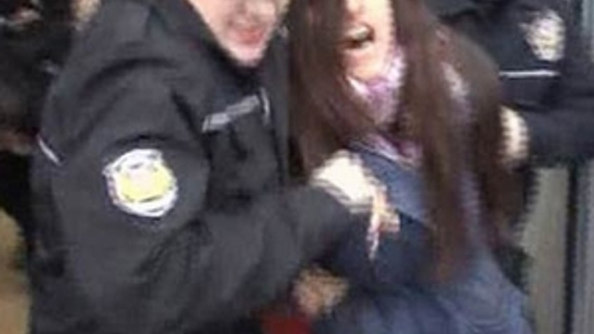 Taksim'de kadınlara gözaltı !