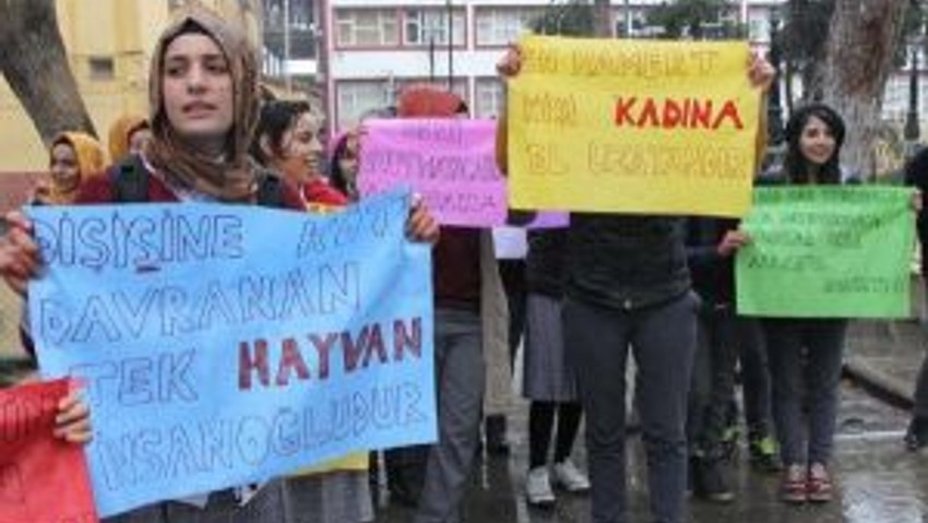 Siverekte Liseli Kızlar Özgecan İçin Eylem Yaptı