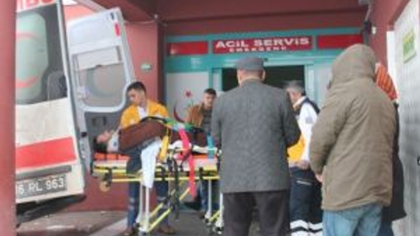 Karlı Yolda 4 Araç Bir Birine Girdi: 2’si Ağır 3 Kişi Yaralandı