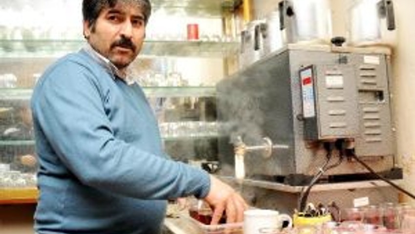 Kızını gözetleyen adamı dövdü !