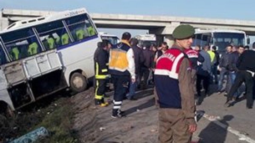 2 servis birbirine girdi: Ölü ve yaralılar var