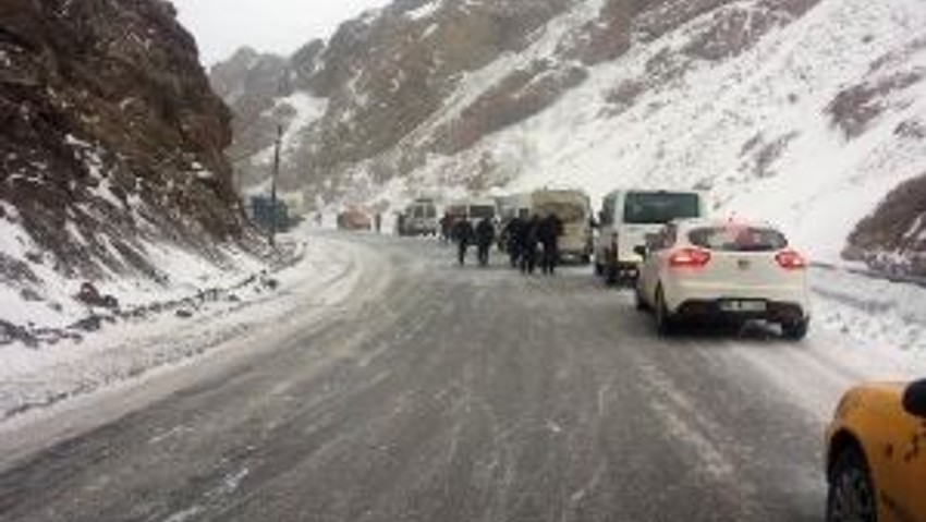 Vanın Güzeldere Geçidinde Onlarca Araç Yolda Kaldı