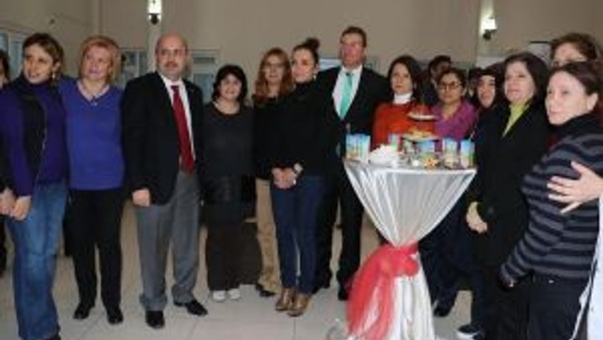 Sağlık Çalışanları Pasta Keserek Tıp Bayramını Kutladı