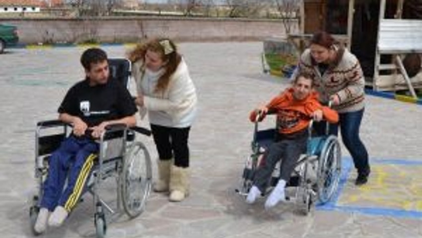 Yürüme Engelli Kardeşlere Tekerlekli Sandalye