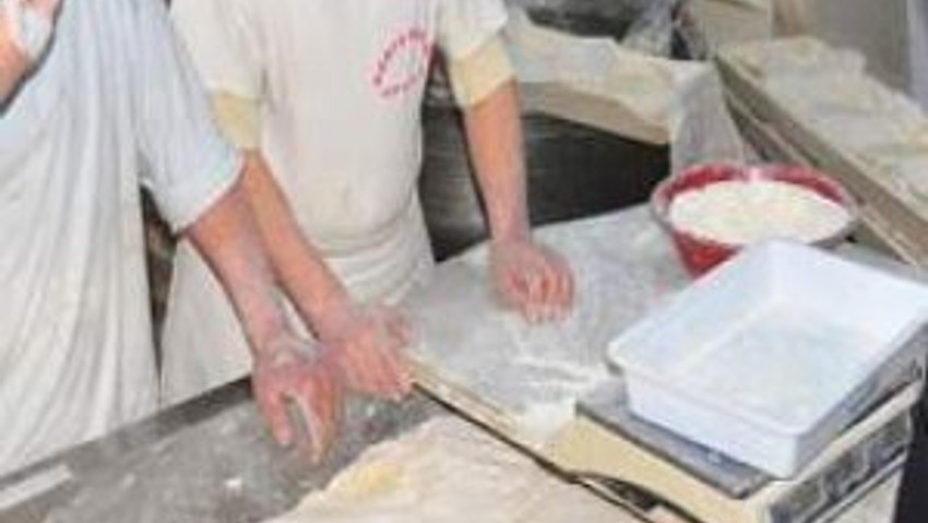 Hayvan yemiyle ekmek yaparken yakalandılar
