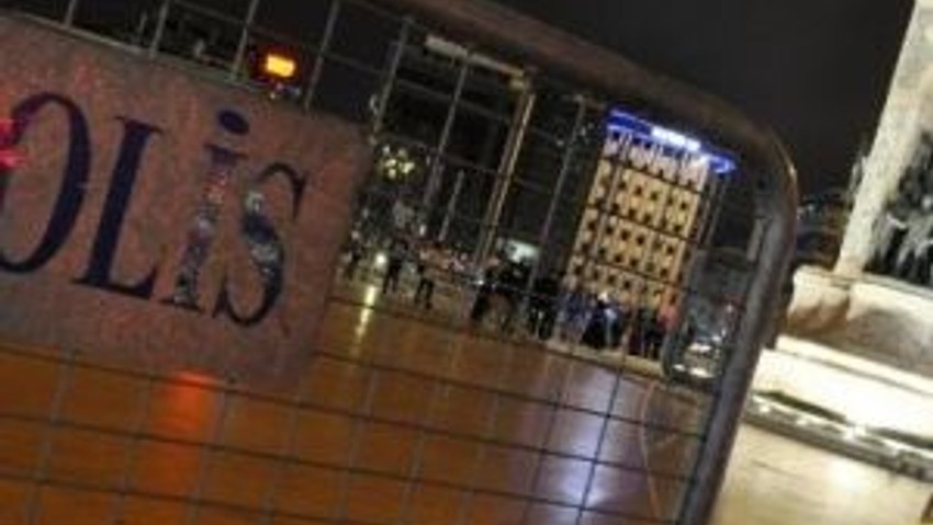 Taksim Meydanı Bariyerlerle Kapatılmaya Başlandı