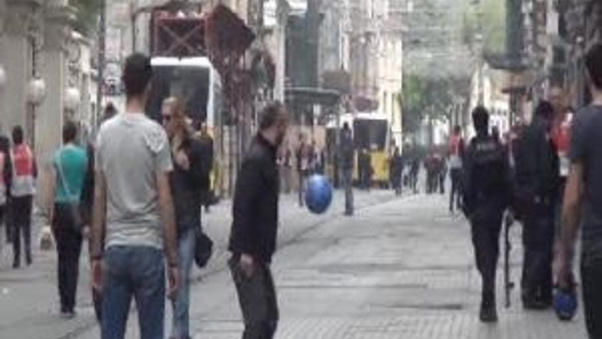 İstiklal Caddesi'nde Esnaf Top Oynadı