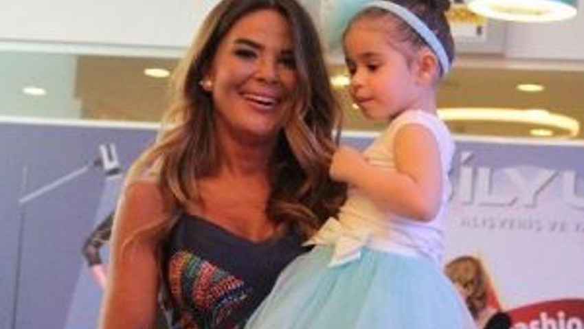 Özlem Yıldız Miniklerle Podyuma Çıktı
