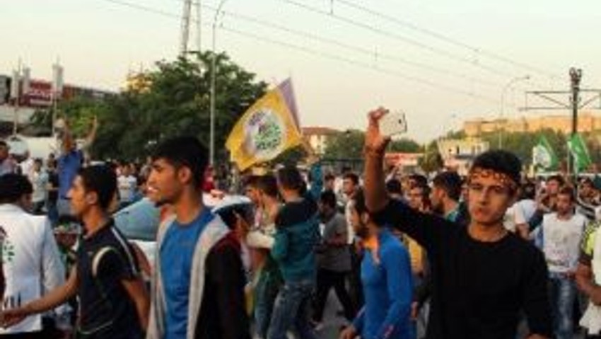 Hdp’nin Gaziantep Mitinginden Yürüyüş Yapmak İsteyen Grubu Partililer Engelledi