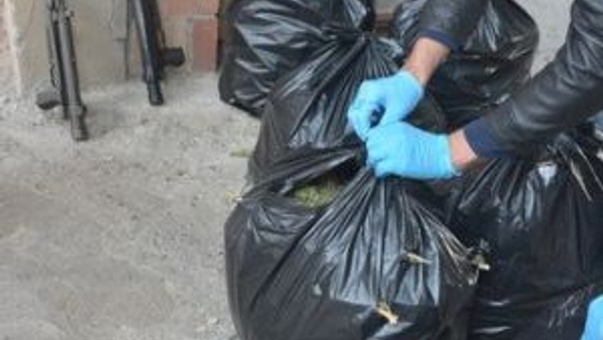 Sahipsiz Evden 29 Kilo Esrar Ve 2 Thomson Silah Çıktı