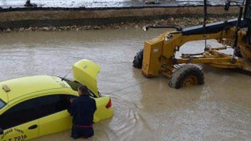 Yağış Trakya'yı vurdu, içerilere doğru ilerliyor