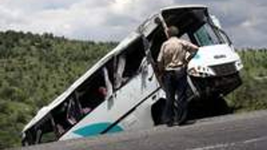 Minibüs şarampole uçtu: 21 yaralı