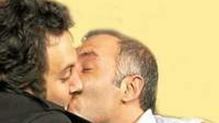 Tahsin erkek erkeğe öpüştü !