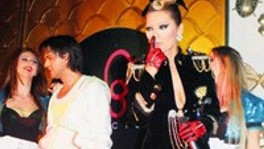Demet gay barda sahneye çıktı