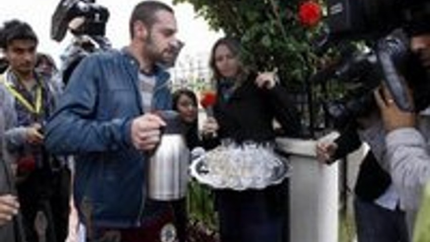 Kerem Kılıçdaroğlu'dan çay servisi