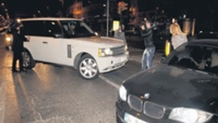 Travestiler Kıvanç'ın yolunu kesti !