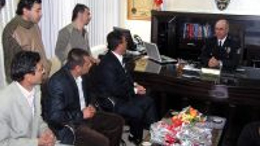 GÖRME ENGELLİLER POLİS HAFTASINI POLİSLERE KARANFİL DAĞITARAK KUTLADI