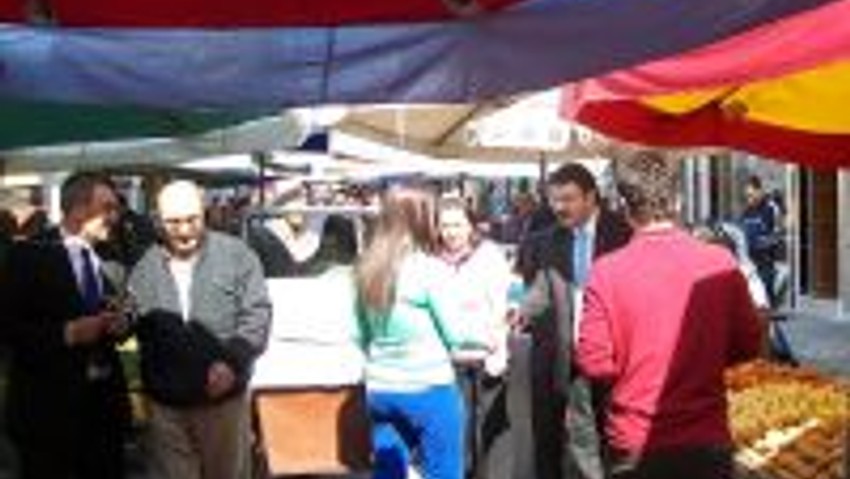 HAS PARTİ AYDIN MİLLETVEKİLİ ADAYI ÖMER ÖZMEN PAZAR ESNAFINI ZİYARET ETTİ