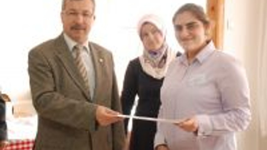 KONFEKSİYON KURSUNU BİTİREN İŞİTME ENGELLİLERE SERTİFİKA VERİLDİ