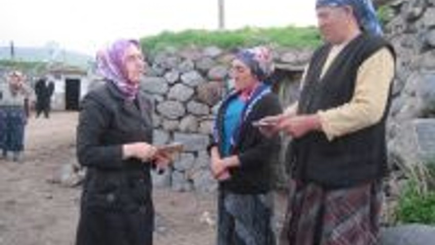 ARDAHAN AK PARTİ KADIN KOLLARI KAPI KAPI DOLAŞIYOR