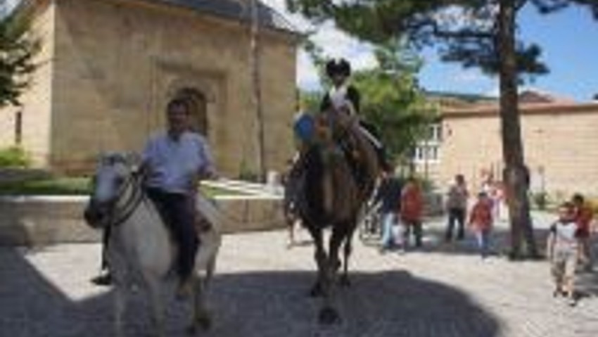 Tarihi Deve Hanı’nı Deve Ziyaret Etti