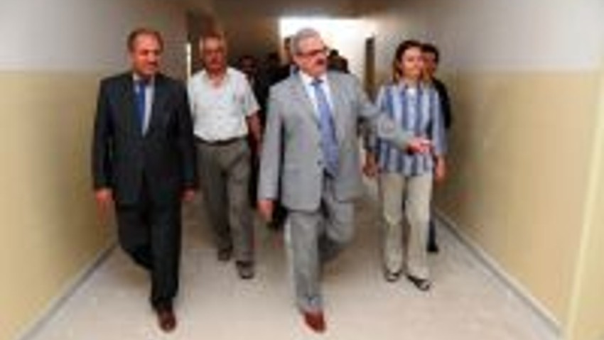 Vali Karaloğlu, Ahmet Yurtsever Kız Meslek Lisesinde İncelemelerde Bulundu