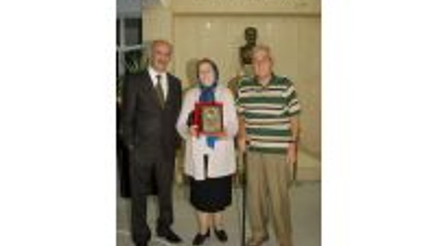 Salihlide Eğitime Destek Verenlere Plaket