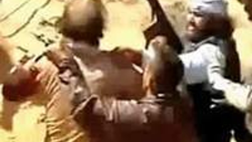 Yaralı Kaddafi'ye cinsel taciz