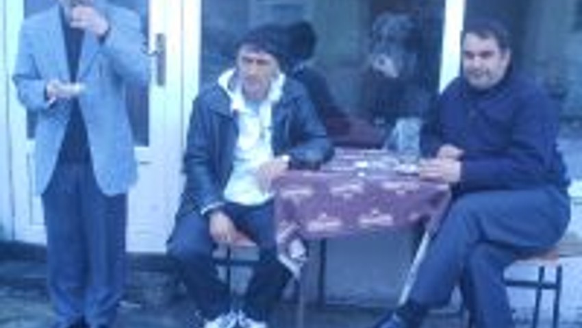 Kış Ortasında Kahvehane Önünde Çay Keyfi