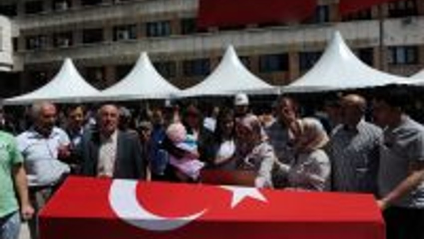 Elif bebek, şehit babasını babalar gününde son yolculuğuna uğurladı