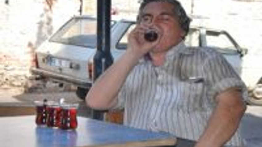 Kobra Refik’in Çay Keyfi Görenleri Şaşırtıyor