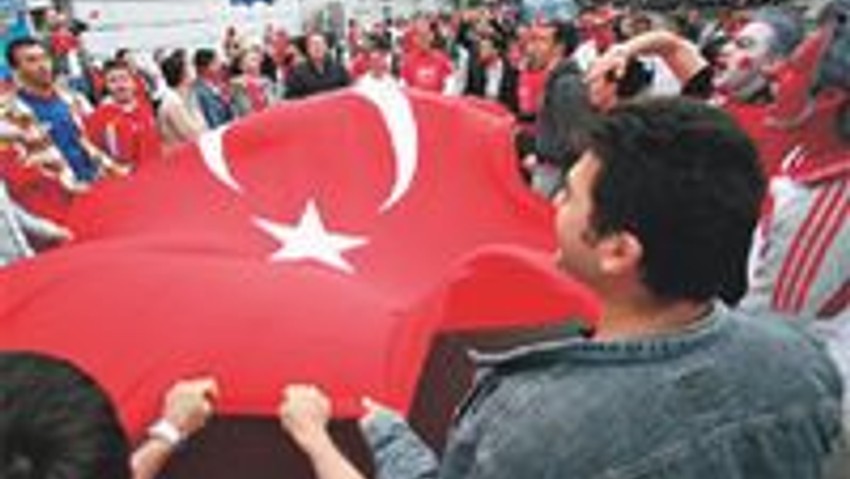 Beşiktaş meydanına dev ekran
