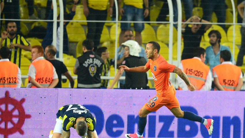 Başakşehir, Fenerbahçe'yi deplasmanda yıktı !