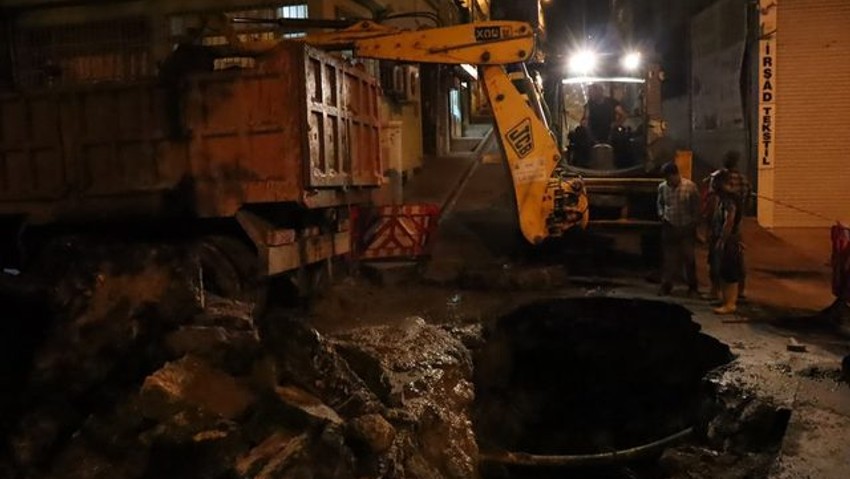 İstanbul'da yol çöktü ! Trafiğe kapatıldı