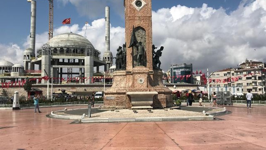 Taksim Cumhuriyet Anıtı'na büyük ayıp