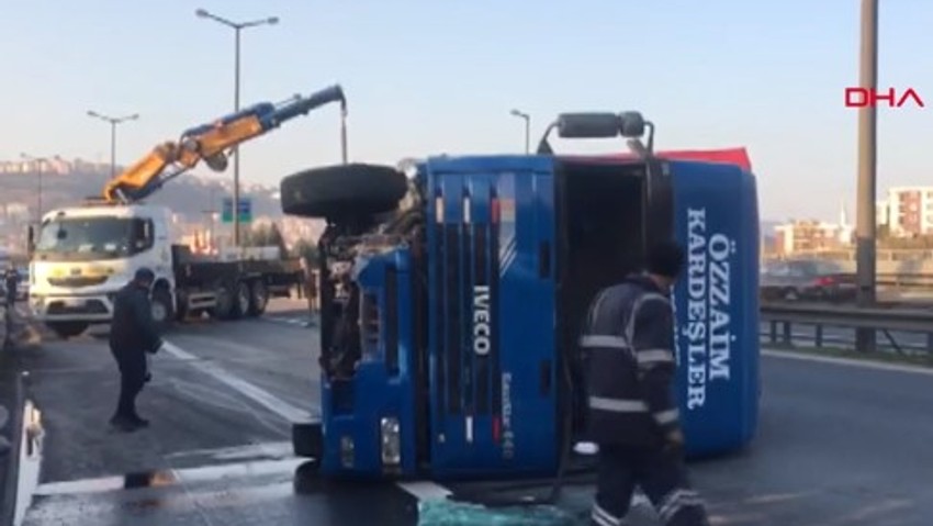 TEM'de TIR devrildi: Ankara yolu ulaşıma kapandı