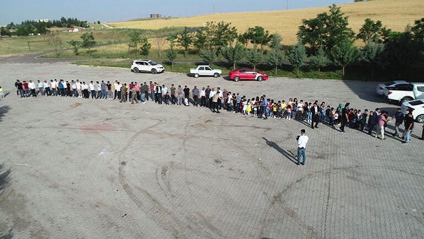 300 torunuyla tek tek bayramlaştı