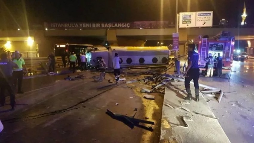 Avcılar'da yakıt tankeri devrildi