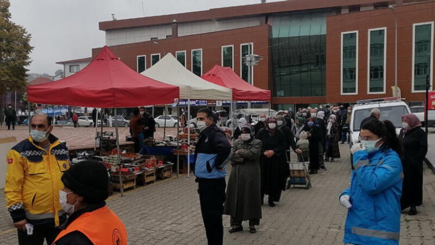 Pazar girişinde uzun kuyruklar oluştu