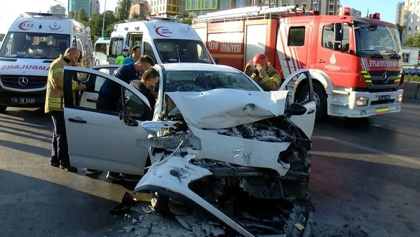 İstanbul'da otomobil İETT otobüsüne çarptı