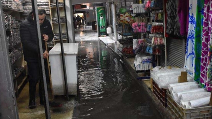 İzmir'de sağanak! İş yerleri göle döndü