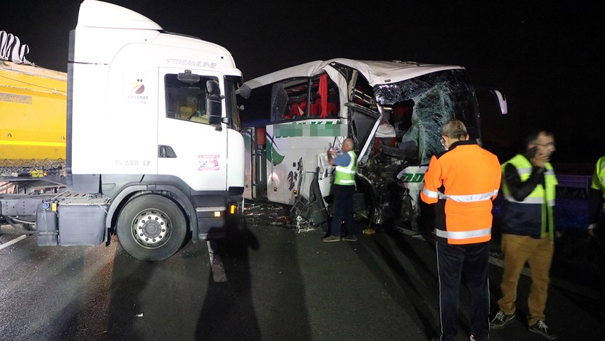 TIR ile yolcu otobüsü çarpıştı: Çok sayıda yaralı var