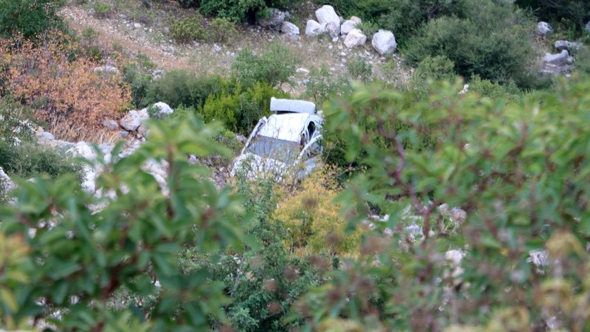 Eşine kızdı, otomobili uçuruma itti