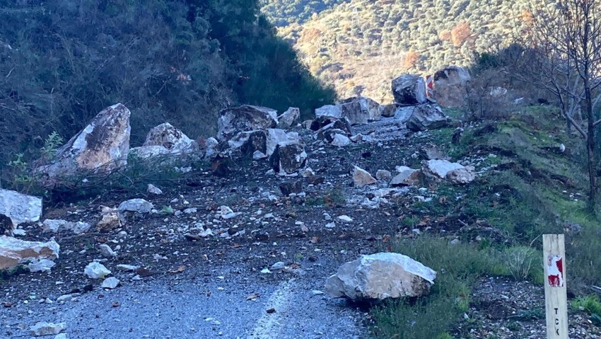 Aydın'da heyelan: Yol trafiğe kapandı