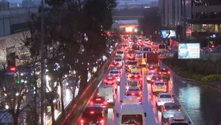 İstanbul'da haftanın son iş gününde trafik kilitlendi